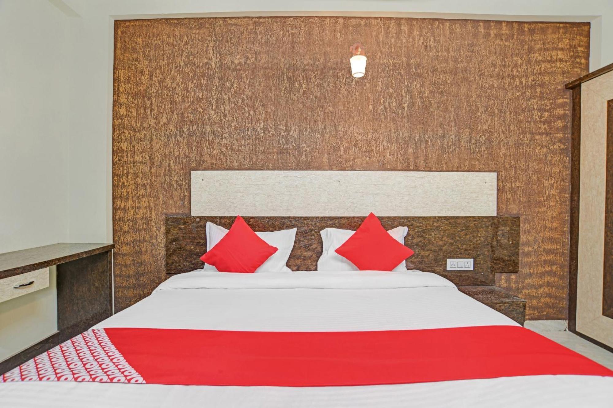 OYO 82307 Hotel Zodiac Indore Esterno foto