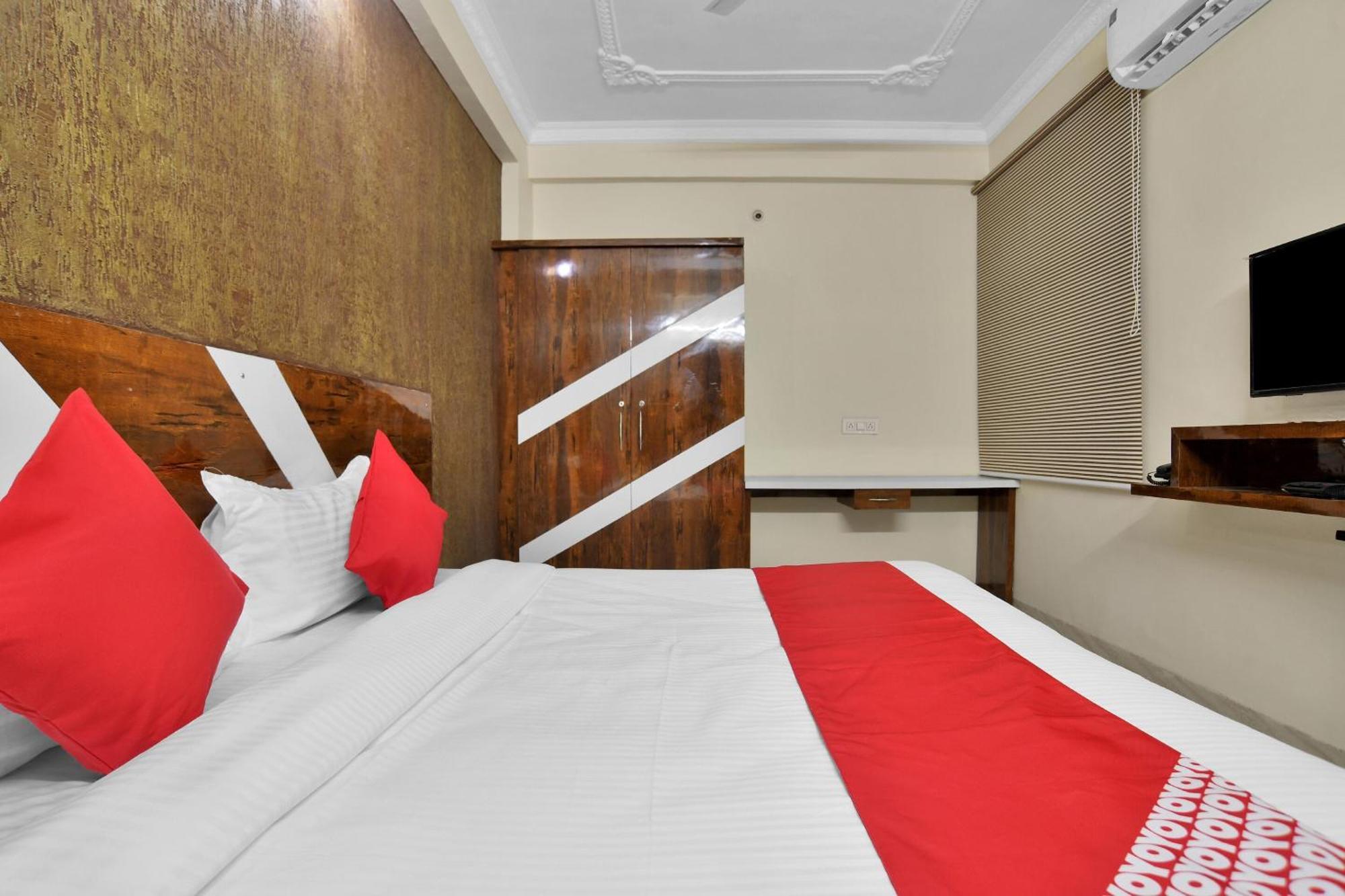 OYO 82307 Hotel Zodiac Indore Esterno foto