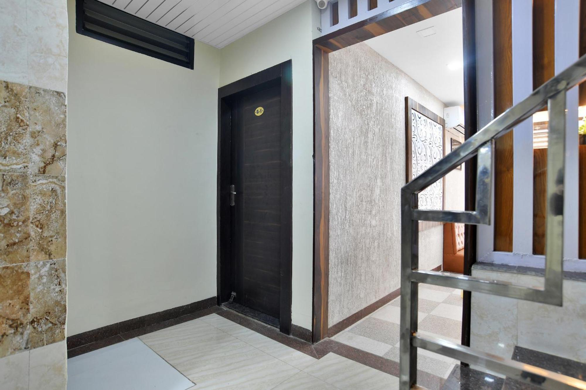 OYO 82307 Hotel Zodiac Indore Esterno foto