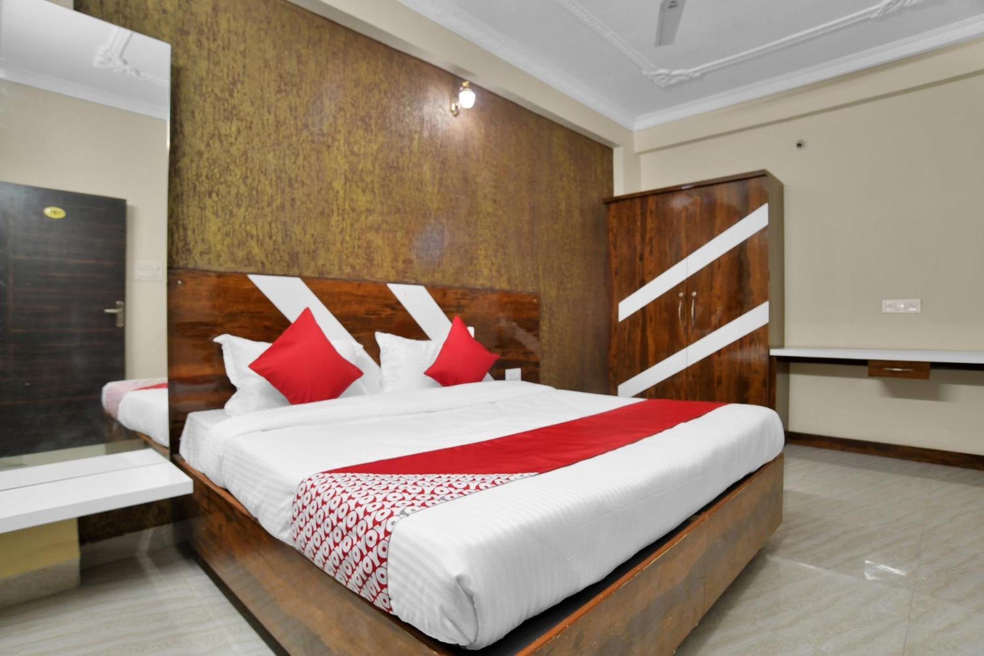 OYO 82307 Hotel Zodiac Indore Esterno foto