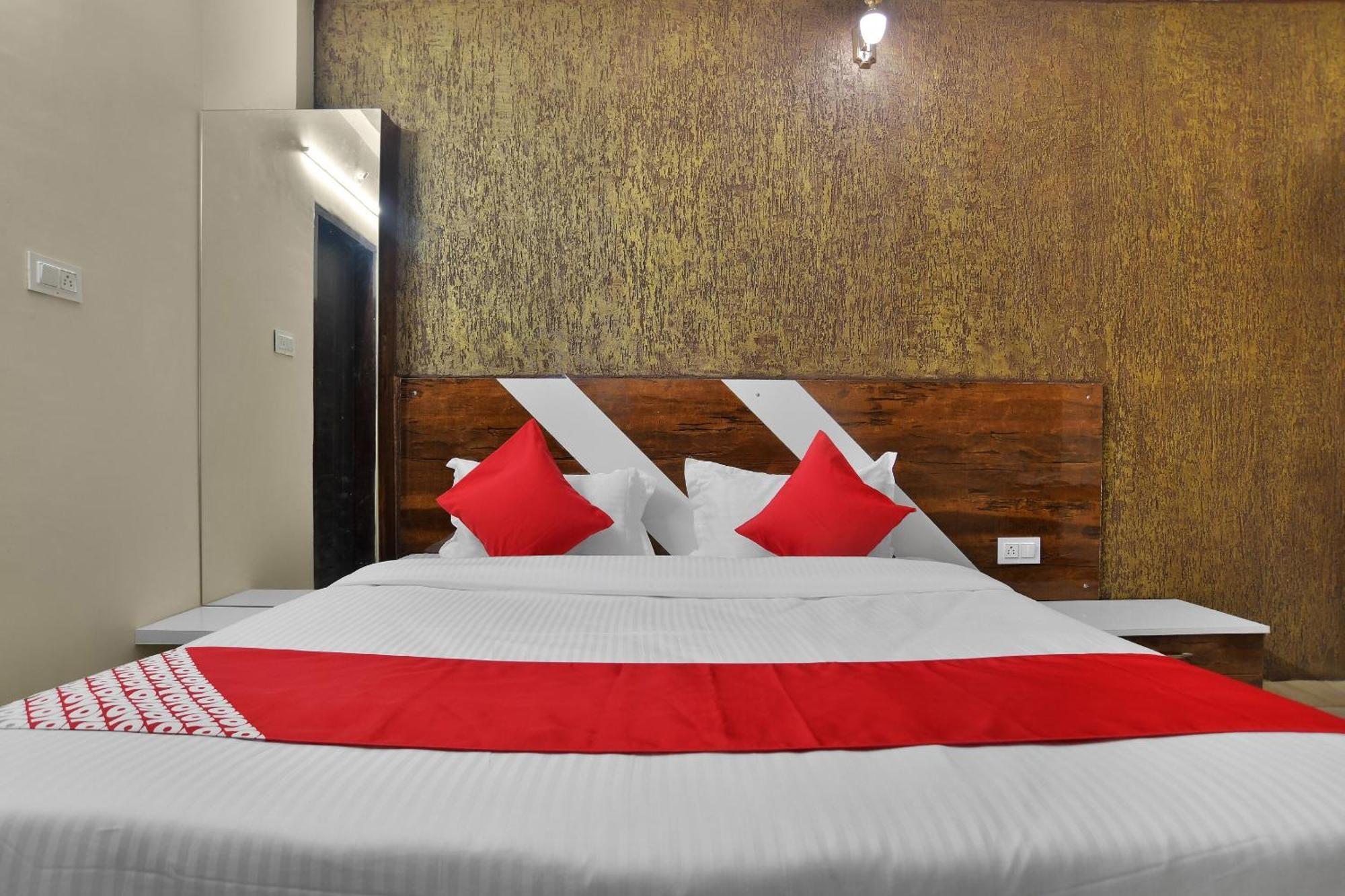 OYO 82307 Hotel Zodiac Indore Esterno foto