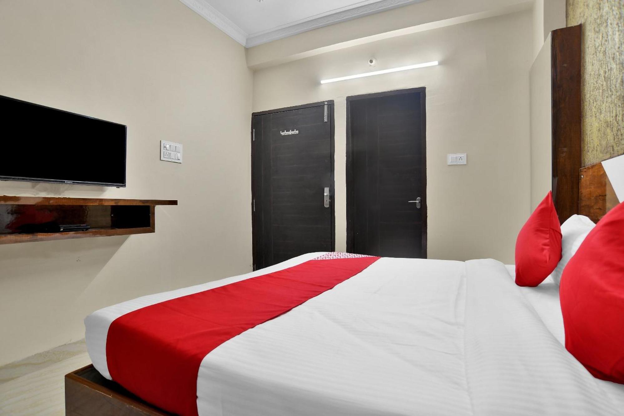 OYO 82307 Hotel Zodiac Indore Esterno foto